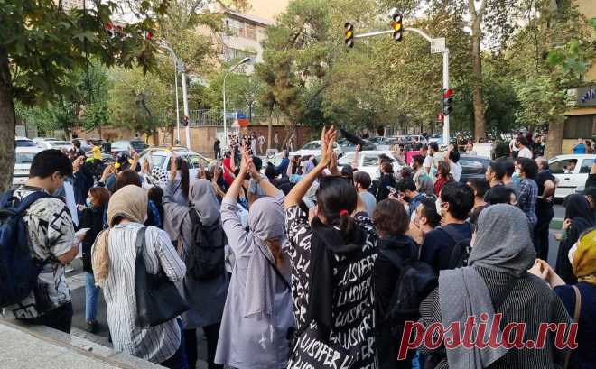 Reuters узнал о протестах в Иране из-за отравлений школьниц. В субботу от отравления пострадали ученицы более 30 школ как минимум в 10 провинциях страны. Первые случаи были выявлены в Куме еще в ноябре. Школьницы принимали участие в протестах после гибели Махсы Амини