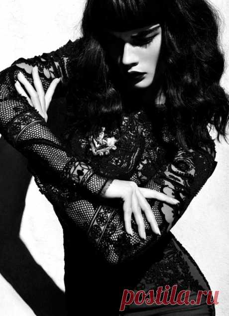 Кристал Ренн (Crystal Renn) в фотосессии Камиллы Акранс (Camilla Akrans) для Vogue Japan (июнь 2012