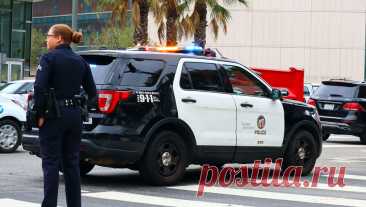 Неизвестный угнал и разбил патрульный автомобиль с полицейским внутри. В центре Лос-Анджелеса неизвестный преступник угнал и разбил полицейский внедорожник, в котором находился офицер. Об этом сообщает NBC. Инцидент произошел 19 мая в центре Лос-Анджелеса, неизвестный преступник угнал внедорожник городской ...