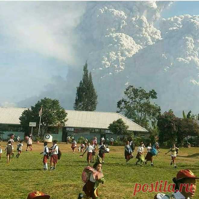 Мощное извержение вулкана на Суматре: фото и видео — National Geographic Россия