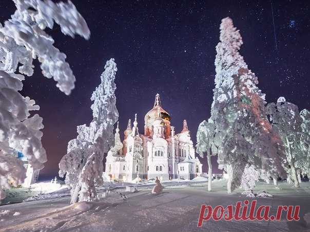 Белогорский монастырь. Автор фото: Сергей Сутковой. Спокойной ночи и хороших выходных!