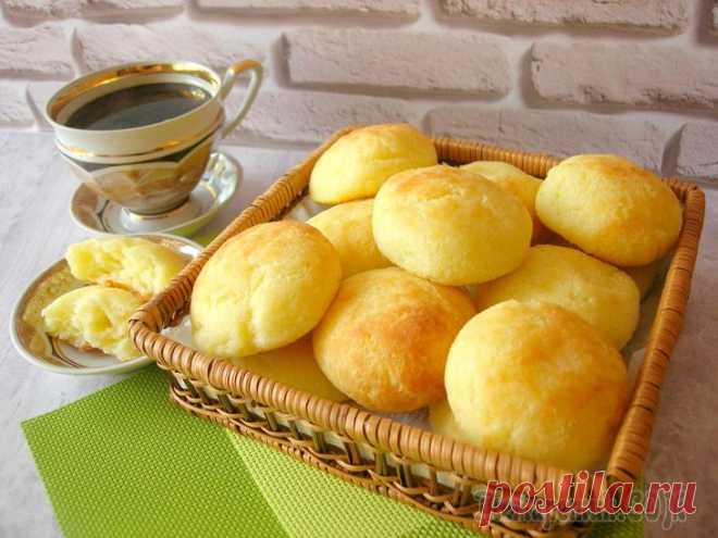 Pão de queijo - булочки, которые меня покорили! Хочу познакомить вас с рецептом бразильских сырных булочек, который меня покорил. В оригинале такие булочки готовятся из тапиоки - крахмальной муки, получаемой из корня растения маниок, у себя в город...