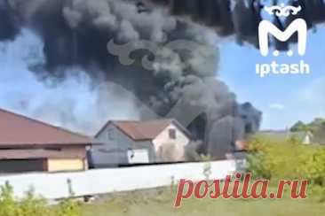 Взрыв бензовоза и мощный пожар в российском поселке попали на видео