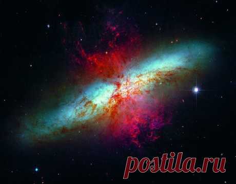 8. Такой четкий снимок с широкоугольного объектива галактики M82 был произведен впервые. Эта галактика примечательна ярко-голубым диском, сетью рассеянных облаков и огненными струями водорода, исходящими из ее центра