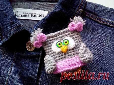 PDF Брошка Совушка крючком. FREE crochet pattern; Аmigurumi toy patterns. Амигуруми схемы и описания на русском. Вязаные игрушки и поделки своими руками #amimore - брошь в виде совы, совушка, маленький совёнок, птица, птичка.