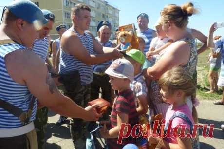 Десантники Темрюка занялись благотворительностью вместо дебоширства В День ВДВ темрюкские десантники раздали подарки детям из многодетных семей и поздравили жителей города со своим праздником