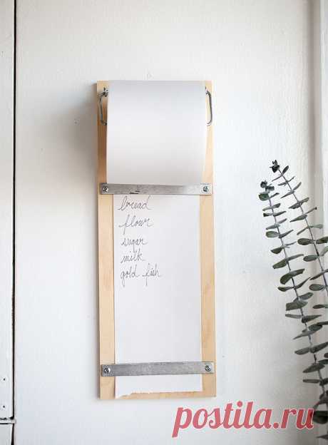 DIY Wood Shopping List Pad I'm pretty old-school when it comes to my grocery shopping list - paper & pen on the fridge is still going strong in my house! Even though my grocery store has an app for creating a grocery list, and I can do it on their website and print it off as well (I have done both of these methods in the…