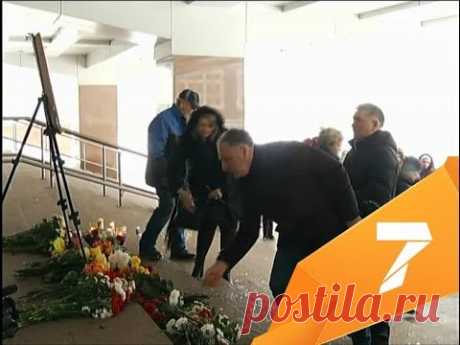 Красноярцы завалили цветами вход БКЗ и предложили поставить памятник Дмитрию Хворостовскому