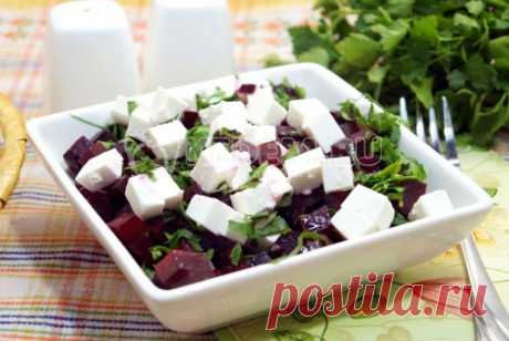 Салат со свеклой и брынзой «Роксана» Вы вряд ли ели такой простой и вкусный салат, который можно приготовить за 20 минут. Свеклу быстро можно приготовить в микроволновке.