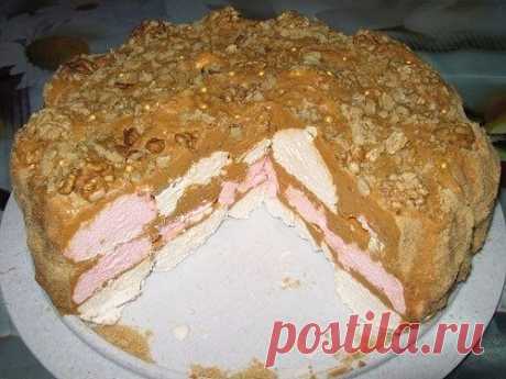 Простой Зефирный Торт (торт без выпечки) 
 
Ингредиенты: 
(на стандартный тортик примерно 22 см. диаметром, половинки зефира в два слоя) 
-Зефир - 0,5 кг 
-Песочное печенье - 150 г 
-Масло сливочное - 1 пачка (180-200 гр.) 
-Орехи грецкие очищенные - 1 стакан (100 гр.) 
-Варёное сгущённое молоко - 1 банка 
 
Приготовление: 
Масло заранее достать из холодильника чтобы оно стало мягким. Печенье размять в порошок (я смолол блендером). Орехи четверть отложить на украшение торт...