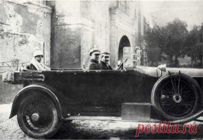 И. В. Сталин, Н. С. Алилуева и шофер П. И. Удалов. Москва. 1927 г. | Необычная история