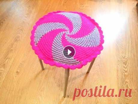 Сидушка на круглую табуретку крючком/Crochet round stool seat В этом видео вяжем сидушку на круглую табуретку красивым очень простым узором. Вяжется очень быстро на одном дыхании.Для начинающих....