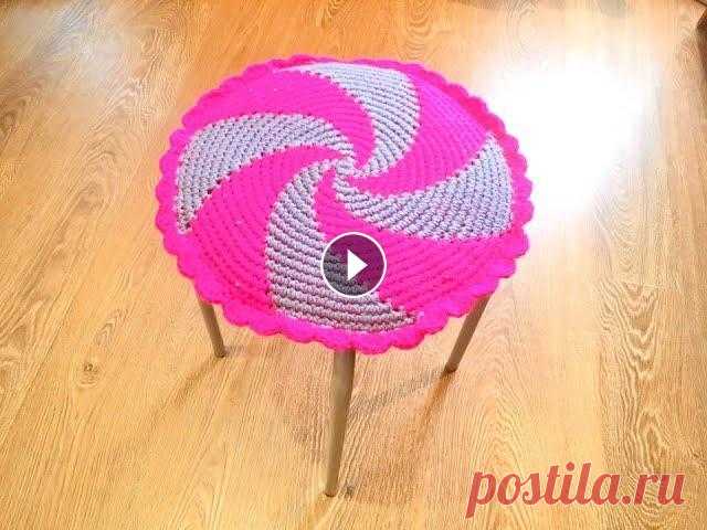 Сидушка на круглую табуретку крючком/Crochet round stool seat В этом видео вяжем сидушку на круглую табуретку красивым очень простым узором. Вяжется очень быстро на одном дыхании.Для начинающих....