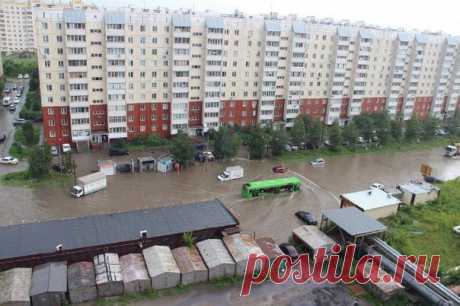В Новосибирске после сильнейшего ливня начался потоп, вызвавший транспортный коллапс.