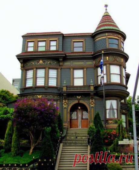 Дом Джона Дейли расположен на улице Герреро, 900 в историческом округе Либерти Хилл Сан-Франциско, Калифорния.