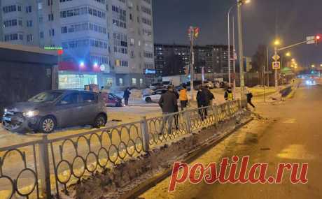 В Екатеринбурге автомобиль наехал на тротуар и сбил четырех пешеходов. В Екатеринбурге водитель автомобиля Chevrolet Aveo, пытаясь избежать столкновения, въехал на тротуар и сбил четырех пешеходов, сообщает пресс-служба Госавтоинспекции региона.