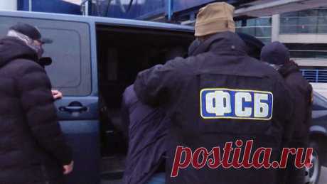 Задержанные ФСБ с 673 кг кокаина попали на видео. Федеральная служба безопасности России показала оперативное видео с мужчинами, которые были задержаны за провоз латиноамериканского кокаина из Москвы. Ролик распространил Telegram-канал Baza. На кадрах видны подозреваемые на фоне машины, ...