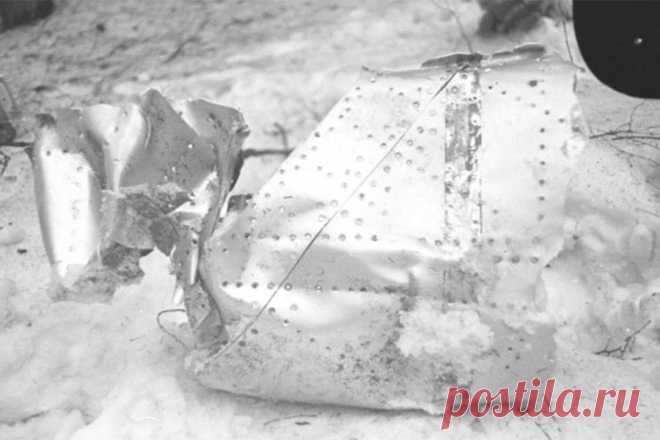 Российский архив впервые показал фото с места гибели Гагарина. Архив показал фотографии фрагмента найденного на месте крушения фюзеляжа МиГ-15, а также напомнил версии авиакатастрофы учебно-тренировочного истребителя с космонавтом