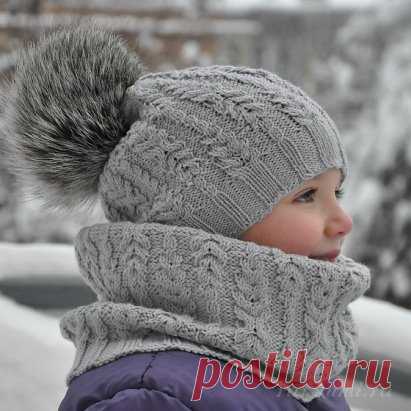 Детская шапочка спицами «Fern Field Hat with earflaps» от Натальи Пелых
схема по ссылке:       http://ru4kami.ru/vyazhem-aksessuary/1076-detskaya-shapochka-spicami-fern-field-hat-with-earflaps-ot-natali-pelyh.html