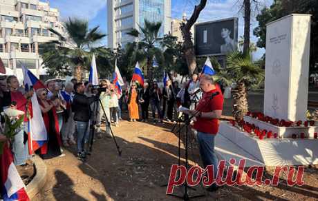 На Кипре прошла акция &quot;Огонь памяти&quot;, приуроченная ко Дню Победы. В Ларнаке актриса Яна Поплавская и ведущий Первого канала Александр Смол передали прибывшую из Москвы частицу Вечного огня с Могилы Неизвестного Солдата членам Координационного совета российских соотечественников