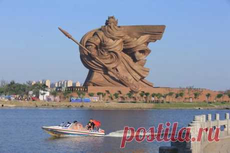 А тем временем, китайский милитаризм набирает обороты Новая статуя китайского военачальника Гуань Юя в округе Цзинчжоу, провинция Хубэй, КНР