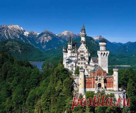 Прекрасный замок Нойшванштайн, ставший эмблемой компании “Уолт Дисней”, находится в Баварии, недалеко от маленького города Фуссен, на границе с Чехией. Он был возведен по приказу короля Людвига 2 Баварского. / Изучение немецкого языка