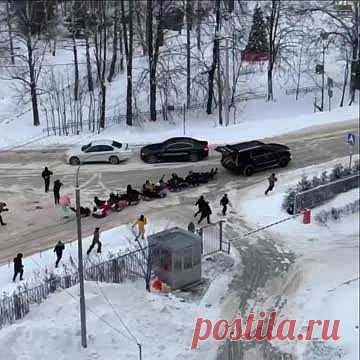 Россиянин привязал к авто десяток тюбингов и попал на видео. Житель города Мытищи в Подмосковье привязал к своему автомобилю десяток тюбингов и поехал по дороге. Необычная поездка попала на видео. На данный момент полиция занимается поиском водителя внедорожника. По предварительным данным, никто из участников поездки не пострадал.