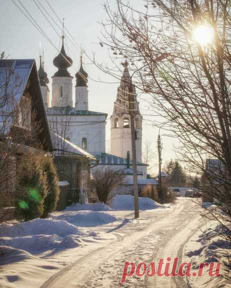 Зима на улочках Суздаля. Александровский монастырь.
📷 Сергей Ершов