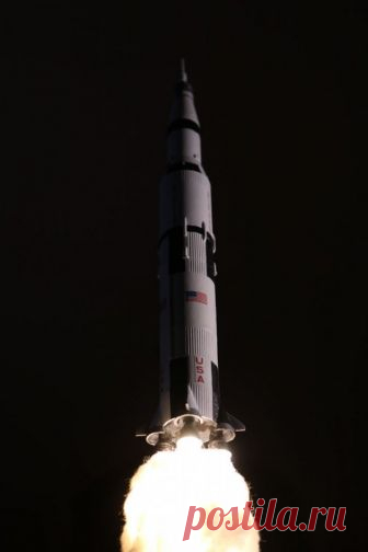 Настольная лампа в виде взлетающей ракеты «Saturn V»