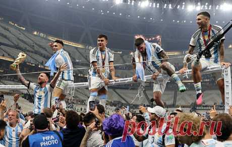 ФИФА открыла дело против аргентинцев из-за поведения игроков после финала чемпионата мира. Будут рассмотрены статьи дисциплинарного кодекса ФИФА за агрессивное поведение и нарушение принципов честной игры, а также за проступки игроков и официальных лиц