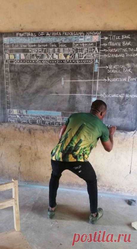 Учитель из Ганы объяснял Microsoft Word по рисункам на доске. Вскоре он получил неожиданный подарок
