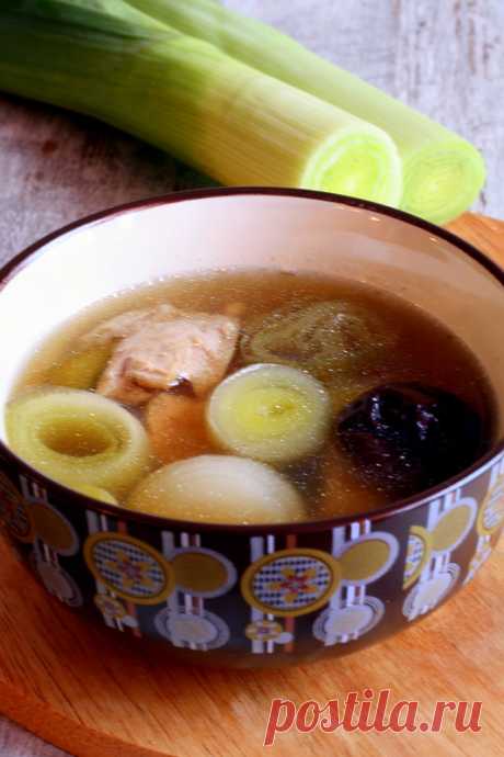 КОККИ-ЛИККИ Традиционный шотландский суп из курицы, чернослива и лука-порея. Суп вкусный и необычный. Конечно, тем, кому нравятся традиционные супы, он может не понравиться.…