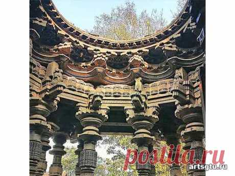 Звездные врата и резные колонны храма Копешвар Храм Копешвар находится в Хидрапуре на границе Махараштры и Карнатаки, на берегу реки Кришны. По официальной версии храм был построен в XII веке королем Шилахарой Гандарадитьей и посвящен богу Шиве.