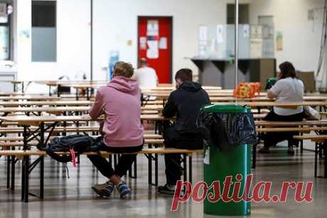 В Германии рассказали о неуспехе интеграции украинских беженцев в стране. Группа депутатов бундестага от правой партии «Альтернатива для Германии» (АдГ) заявила, что интеграция украинских беженцев на трудовом рынке Германии проходит медленнее, чем в других странах Евросоюза. Текст соответствующего обращения парламентариев к правительству ФРГ изучила «Лента.ру».