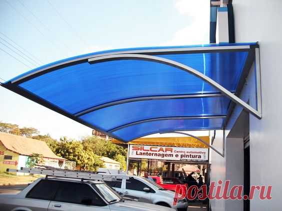 Toldo medio canopy, en policarbonato, sujetado a muro