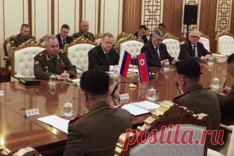 Шойгу и министр обороны КНДР Кан Сун Нам провели переговоры в Пхеньяне. Министр обороны РФ назвал Пхеньян важным партнером Москвы.