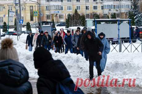 Последствия сильного снегопада и ледяного дождя в Москве. Фоторепортаж. В Москве и области прошел сильный снегопад. Росавиация сообщала о задержке более 50 рейсов в столичных аэропортах, Московскую железную дорогу перевели на усиленный режим работы. Снегопад в Подмосковье стал мощнейшим за последние 40 лет, заявил губернатор области Андрей Воробьев. Как выглядит снежная Москва — в фоторепортаже РБК