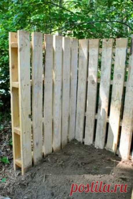 wood pallets as fencing! cheap and easy!