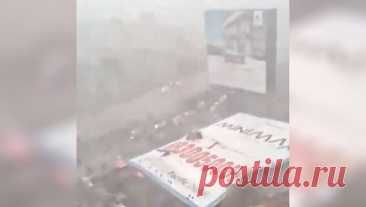 В Индии из-за обрушения рекламного щита пострадали десятки человек. В Индии во время шторма обрушился 100-метровый щит, сообщает Telegram-канал &quot;Осторожно, новости&quot;. По данным Telegram-канала, инцидент произошел в Мумбаи. В город пришли пыльные бури с дождем. &quot;Днем ветер снес рекламный ...