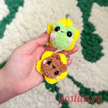 PDF Брелочки Цветочки крючком. FREE crochet pattern; Аmigurumi toy patterns. Амигуруми схемы и описания на русском. Вязаные игрушки и поделки своими руками #amimore - маленький аксессуар в виде цветка, цветы из плюшевой пряжи, плюшевой цветок с милой мордочкой.