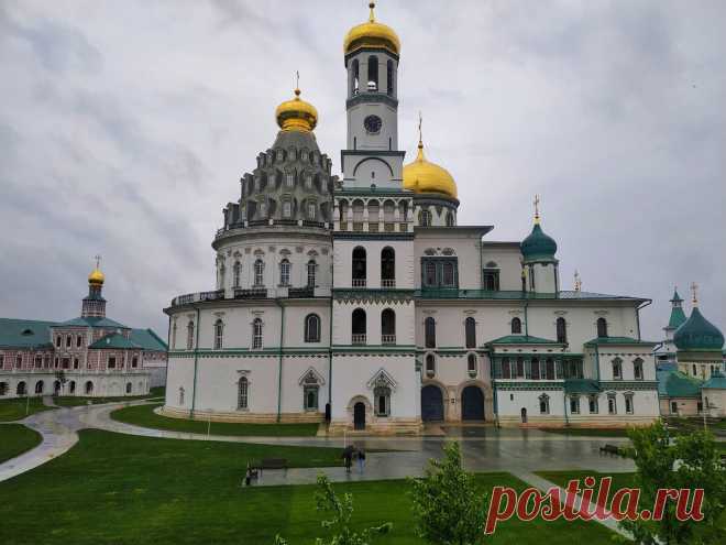 Куда поехать из Москвы на день без ночевки: 5 потрясающих мест недалеко от столицы  🐾
🌴
1. Пещера ДиП.
Пещера находится в районе поселка Кабардинка, на берегу Черного моря.
В ней можно увидеть сталактиты, сталагмиты, а также подземное озеро.
Вход в пещеру стоит 100 рублей, а экскурсия с гидом – 300 рублей.
🍽
2. Озеро Байкал.
Озеро Байкал – это место, где можно остановиться в палатке, взять в аренду автомобиль или сесть на поезд.
На территории озера находятся более 30 баз отдыха, среди которых …