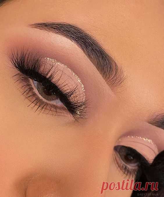 59. Natural Glam This makeup idea features stunning natural glam with gold line and finished off with long lashes. It is a gorgeous look...