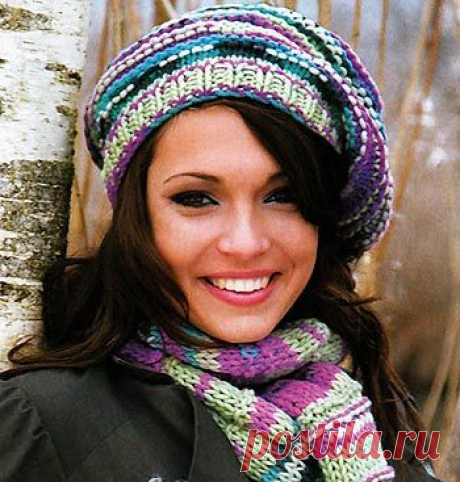 Яркая женская шапка-берет и шарф из меланжевой пряжи спицами -  схема и описание