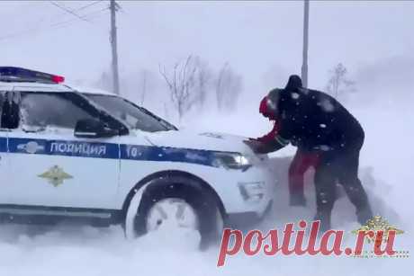 Последствия снегопада на Сахалине. В Южно-Сахалинске ввели режим ЧС из-за непогоды.