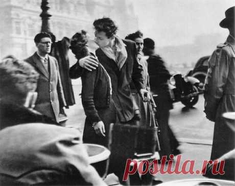 Снимок «Поцелуй у Отель-де-Виль» в рубрике #шедеврнедели. ⠀ Блуждая по улицам Парижа с фотоаппаратом Leica в руках, Робер Дуано снимал повседневную жизнь с юмором и сочувствием, а порой с долей грусти. Эта знаменитая фотография сочетает старое, новое и вневременное. Одна из самых узнаваемых парижских достопримечательностей служит фоном для уличной суеты и пары, которая забыла о существовании остального мира. Снимок был опубликован в июньском номере журнала Life, и поначалу считалось, что…