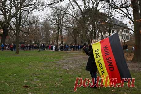 Тысячи немцев вышли на акцию протеста против коронавирусных ограничений. Тысячи немцев в субботу, 15 января, приняли участие в акциях протеста против ограничений, действующих на фоне пандемии COVID-19. Как уточняет DPA, самая многочисленная акция противников антиковидных мер прошла во Фрайбурге.