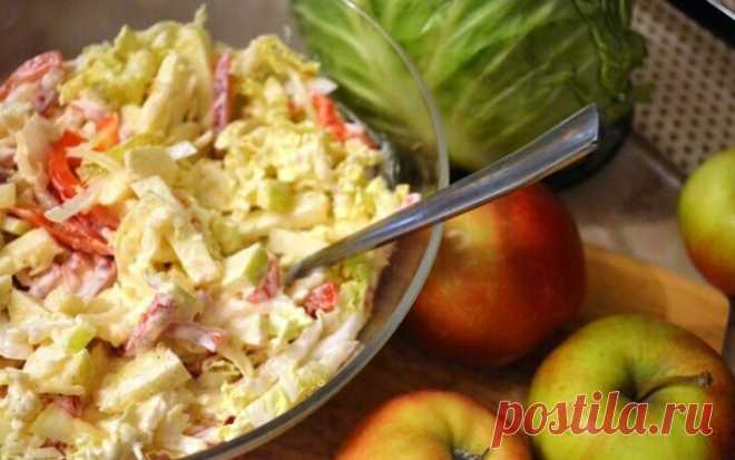 Салат из капусты и яблока - простой, классический рецепт, обожаемый во многих странах. Овощи и фрукты - неотъемлемая часть нашего рациона.