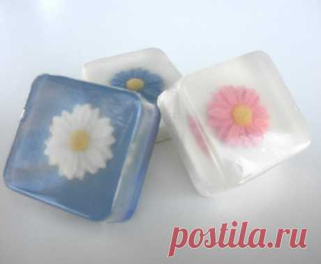 Daisy Favors, custom handmade glycerin soap Daisy Soap favors ENTIRELY 100% Vegetable Glycerin Soap including the Daisy! Natural colors. (pinks/reds include a red soap colorant) Any color daisy, any color background. I make a variety of hues, so be specific :) Shown here are a dusty country blue and white, medium pink, and a medium yellow.  Each favor is also individually shrink wrapped, with CUSTOMIZED LABEL*! **************************************************************...