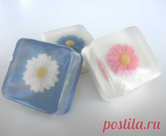 Daisy Favors, custom handmade glycerin soap Daisy Soap favors ENTIRELY 100% Vegetable Glycerin Soap including the Daisy! Natural colors. (pinks/reds include a red soap colorant) Any color daisy, any color background. I make a variety of hues, so be specific :) Shown here are a dusty country blue and white, medium pink, and a medium yellow.  Each favor is also individually shrink wrapped, with CUSTOMIZED LABEL*! **************************************************************...