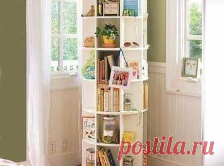 Вращающийся книжный шкафчик решение для маленькой квартиры.